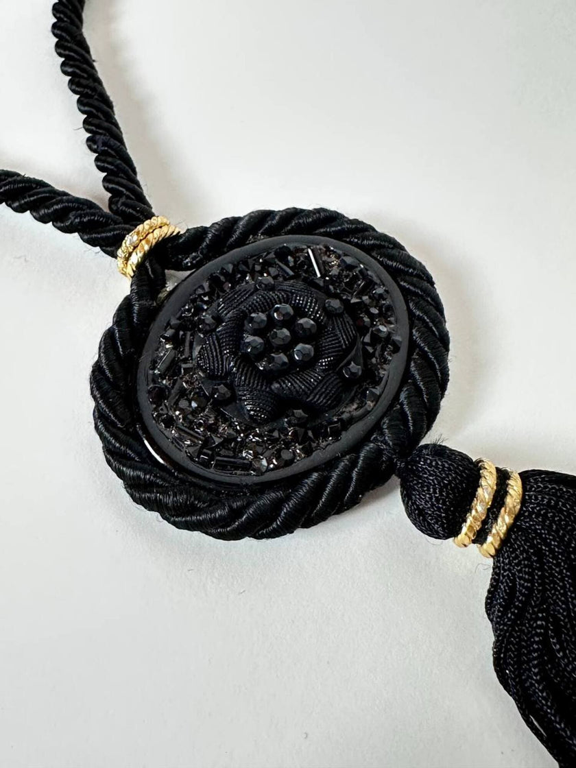 Vintage-Halskette aus schwarzer Spiralkordel mit Schmuckanhänger und Couture-Quaste