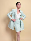 Tailleur sartoriale haute couture in tweed verde acqua marina con maxi bottoni gioiello