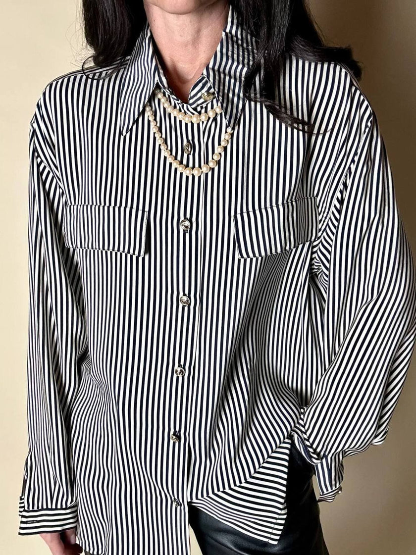 Vintage-Bluse aus weiß-schwarzer gestreifter Seide mit goldenen Knöpfen
