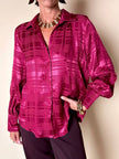 Camicia in raso jacquard a fantasia geometrica color amarena