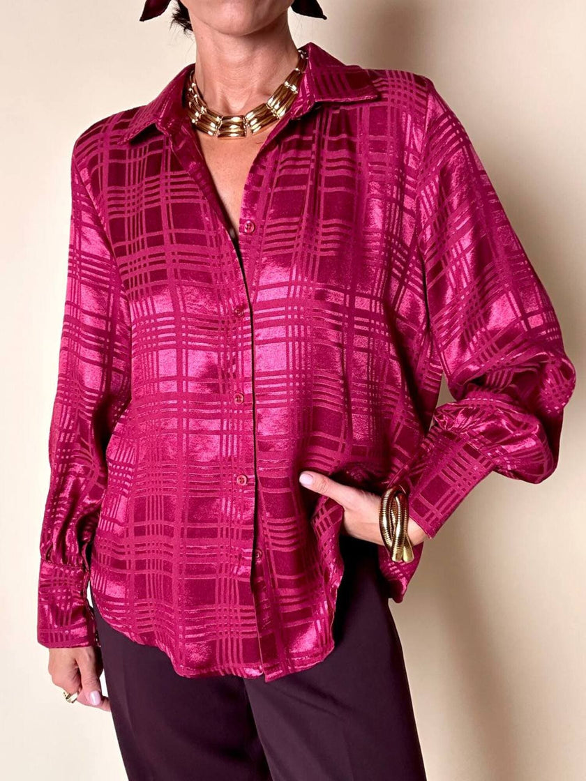 Camicia in raso jacquard a fantasia geometrica color amarena