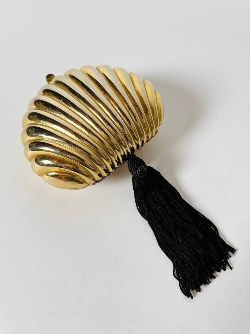 Clutch vintage Scheilan realizzata in metallo oro a forma di conchiglia con maxi nappa couture
