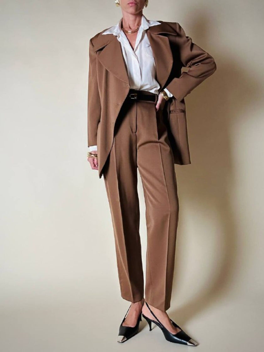 Tailleur giacca/pantalone in rasato di lana color caramello “Byblos”