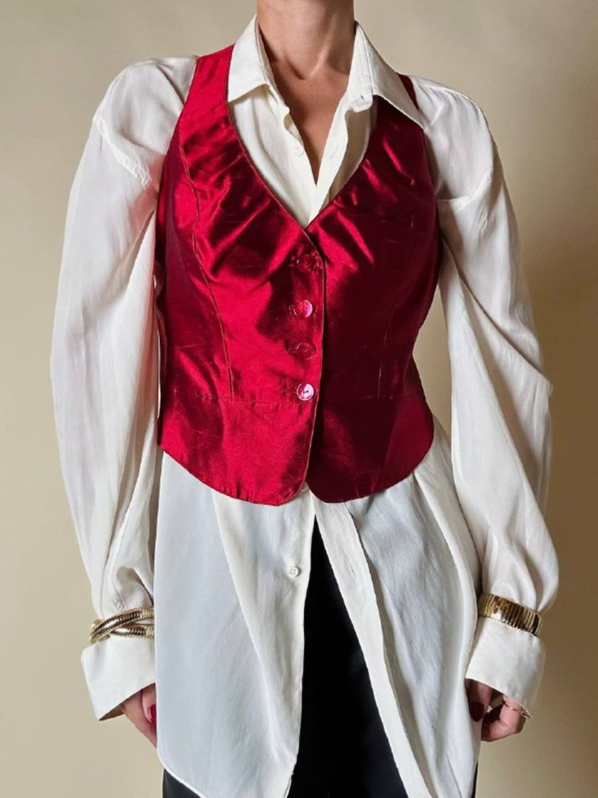 Gilet rosso in shantung di seta con incrocio sulla schiena