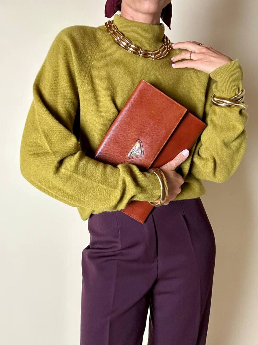 Pochette Yves Saint Laurent in saffiano color cuoio con accessorio logato oro