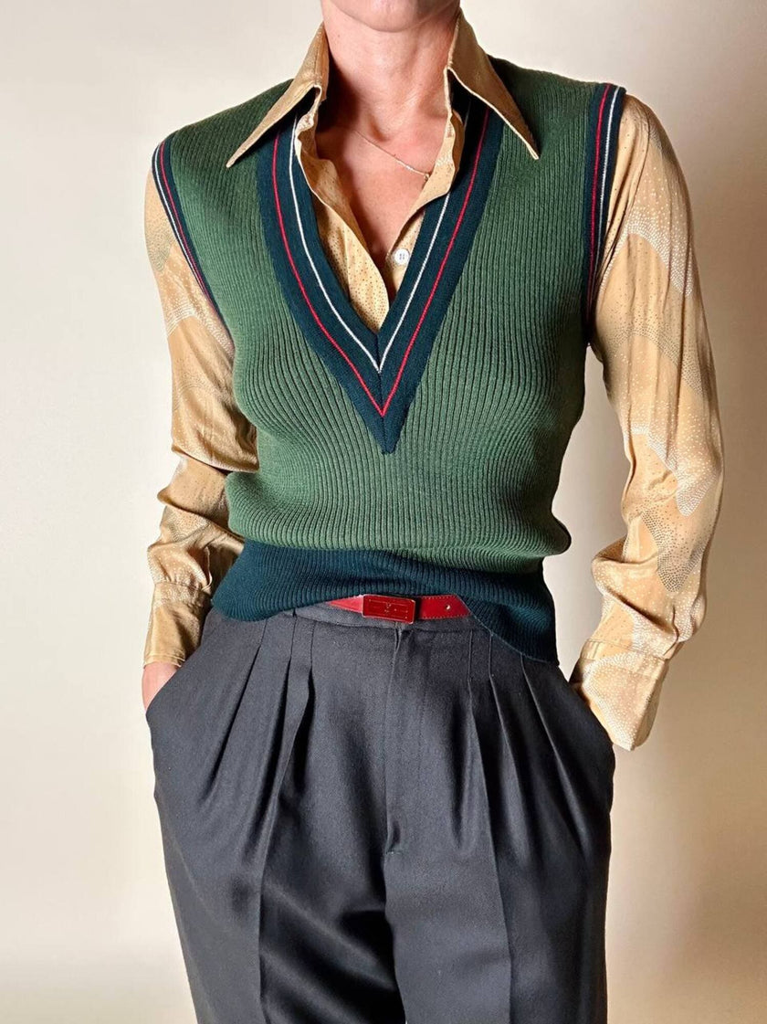 Gilet in lana verde prato con scollo a V e profili a contrasto verde bosco