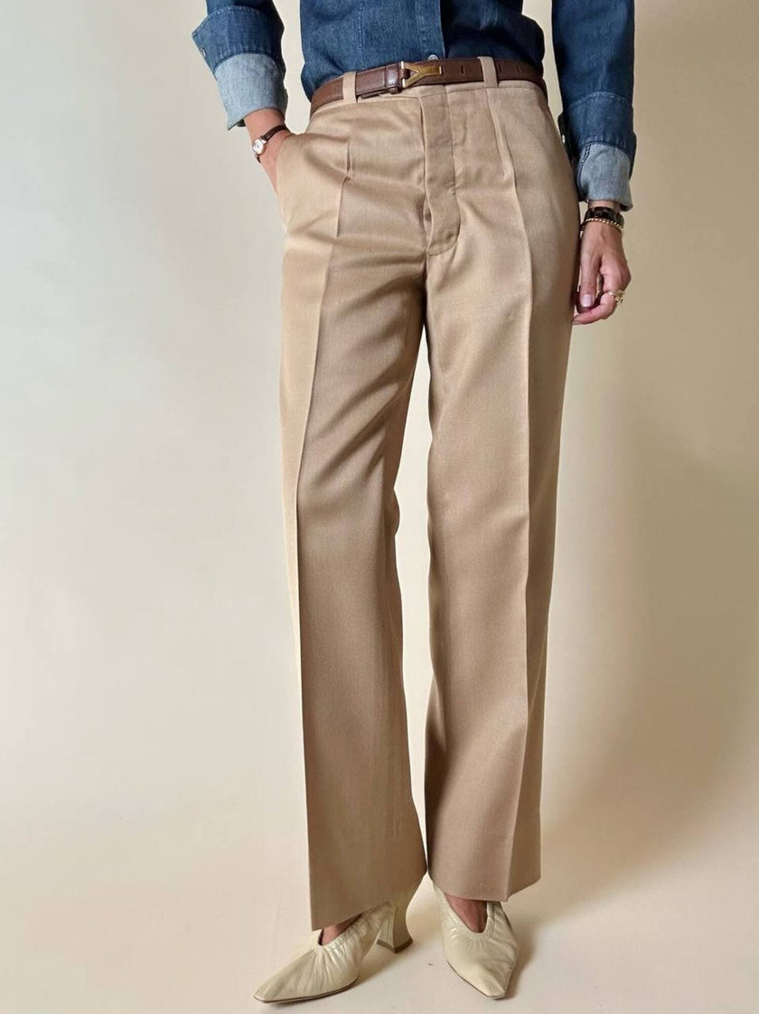 Pantalone sartoriale con piega e abbottonatura frontale color cammello chiaro