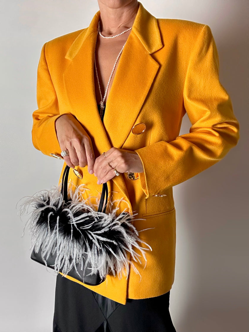 Borsa vintage in raso nero con piume di struzzo bianche e nere