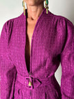 Jumpsuit vintage sartoriale in seta goffrata viola con cinturino in vita