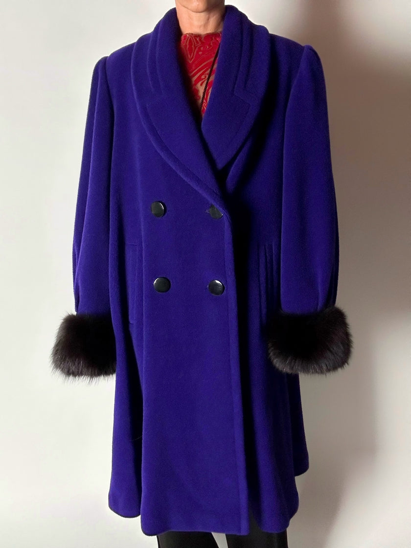 Cappotto vintage blu violaceo in lana con polsi in pelliccia di volpe nera