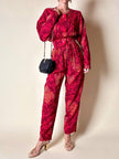 Jumpsuit sartoriale a fantasia floreale nei toni del rosso e maxi bottoni