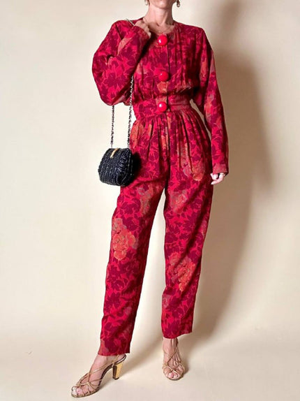 Jumpsuit sartoriale a fantasia floreale nei toni del rosso e maxi bottoni