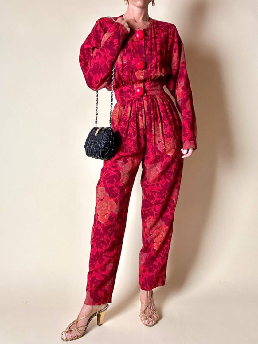 Jumpsuit sartoriale a fantasia floreale nei toni del rosso e maxi bottoni