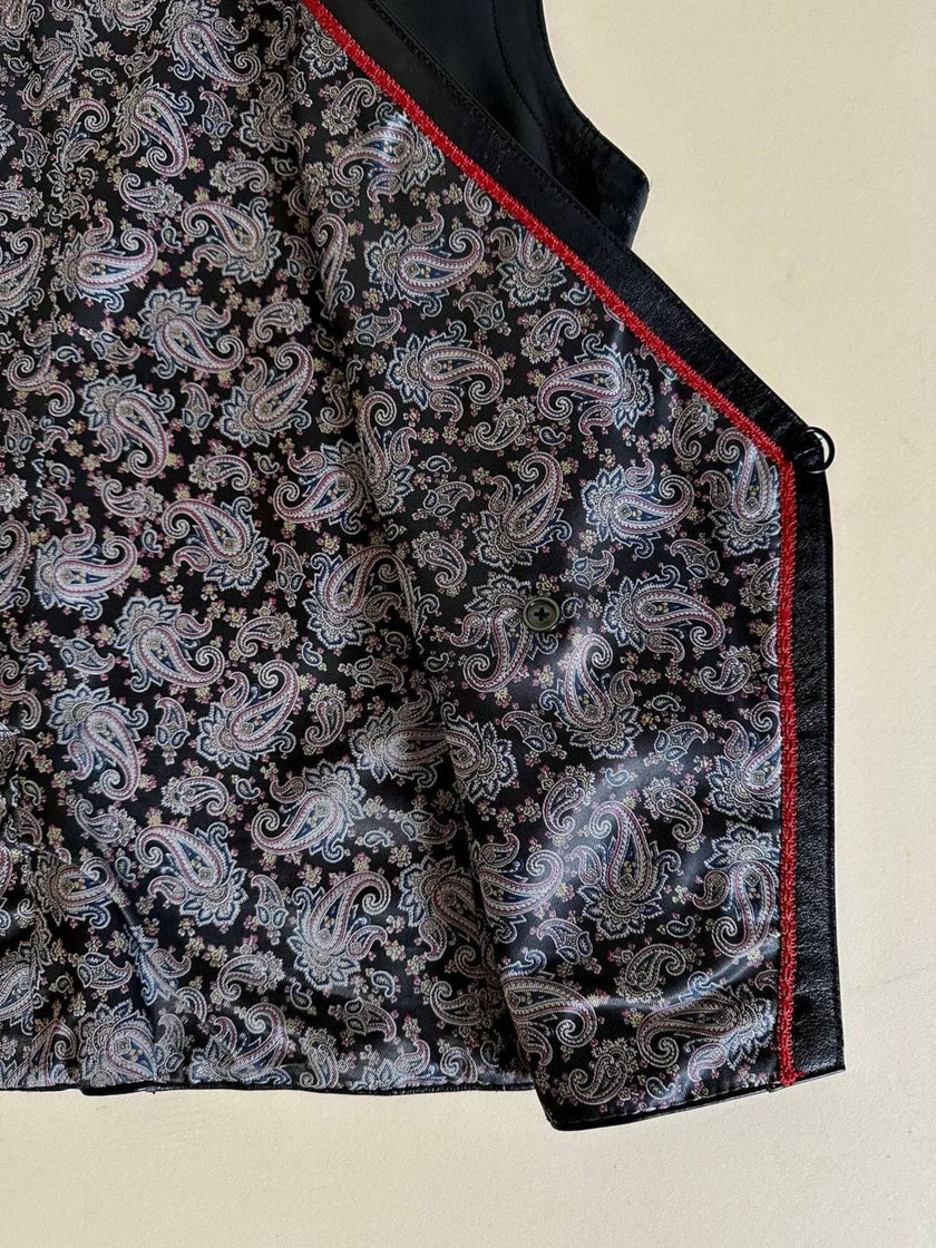 Gilet vintage in pelle nera modello doppiopetto con bottoni gioiello e fodera fantasia cachemire