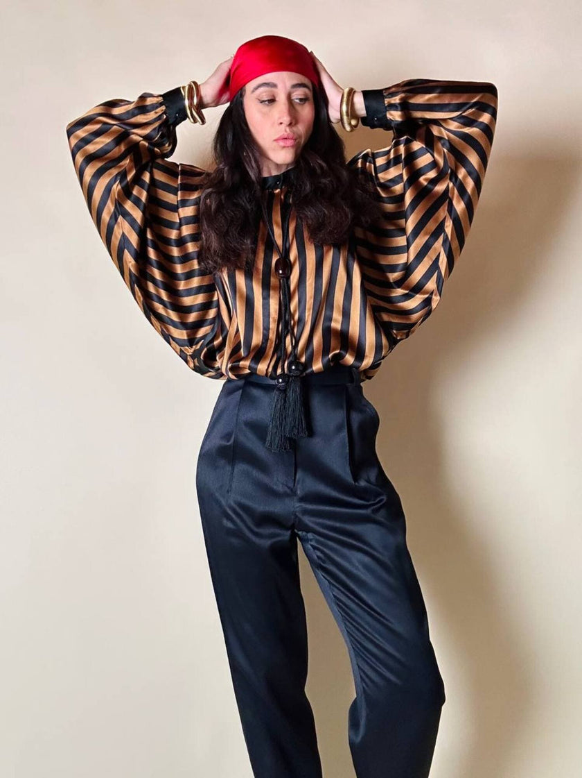 Pantalone a vita alta con pince in raso nero “Gianni Versace”