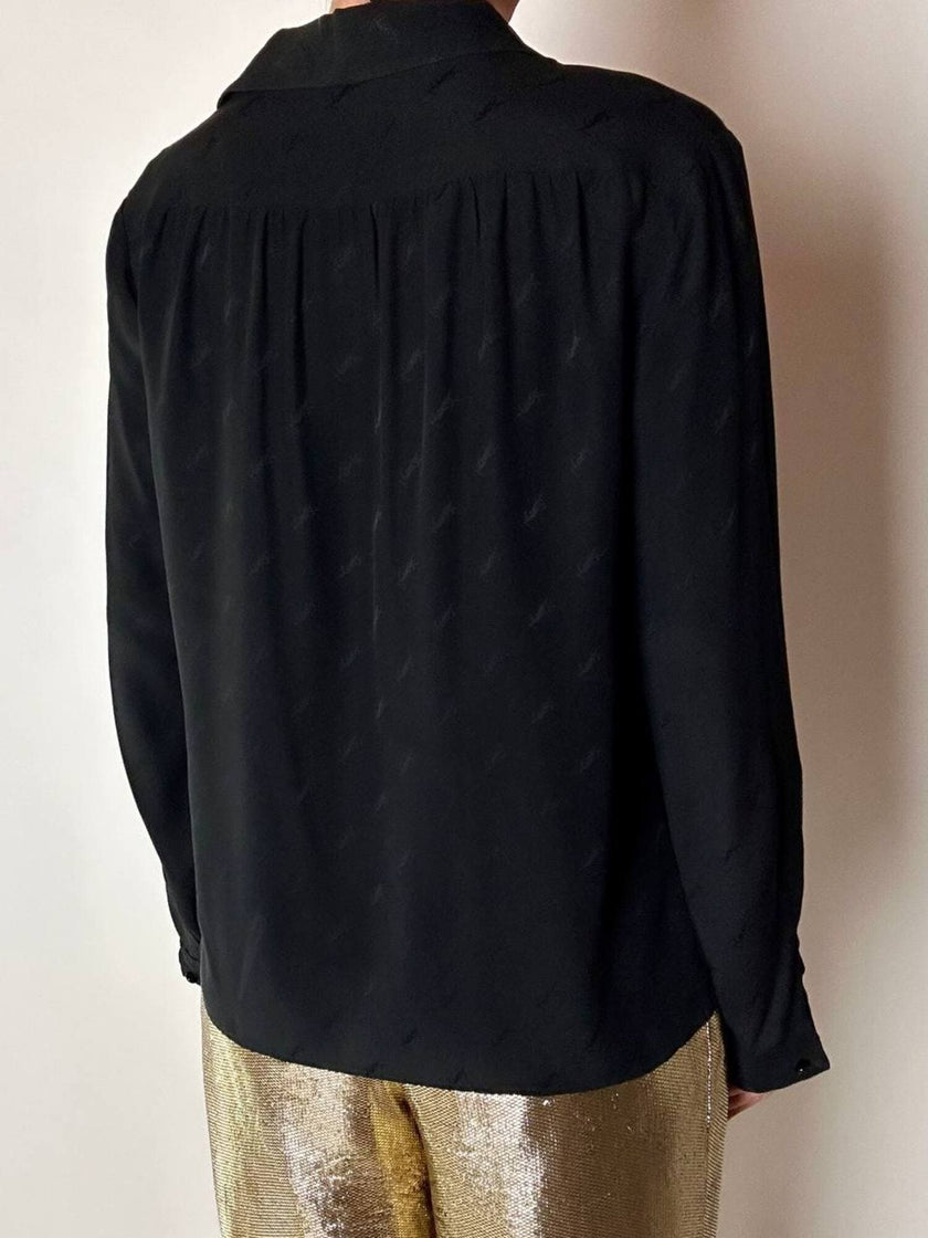 Camicia vintage in seta nera Yves Saint Laurent con logo YSL allover e bottoni in Jet