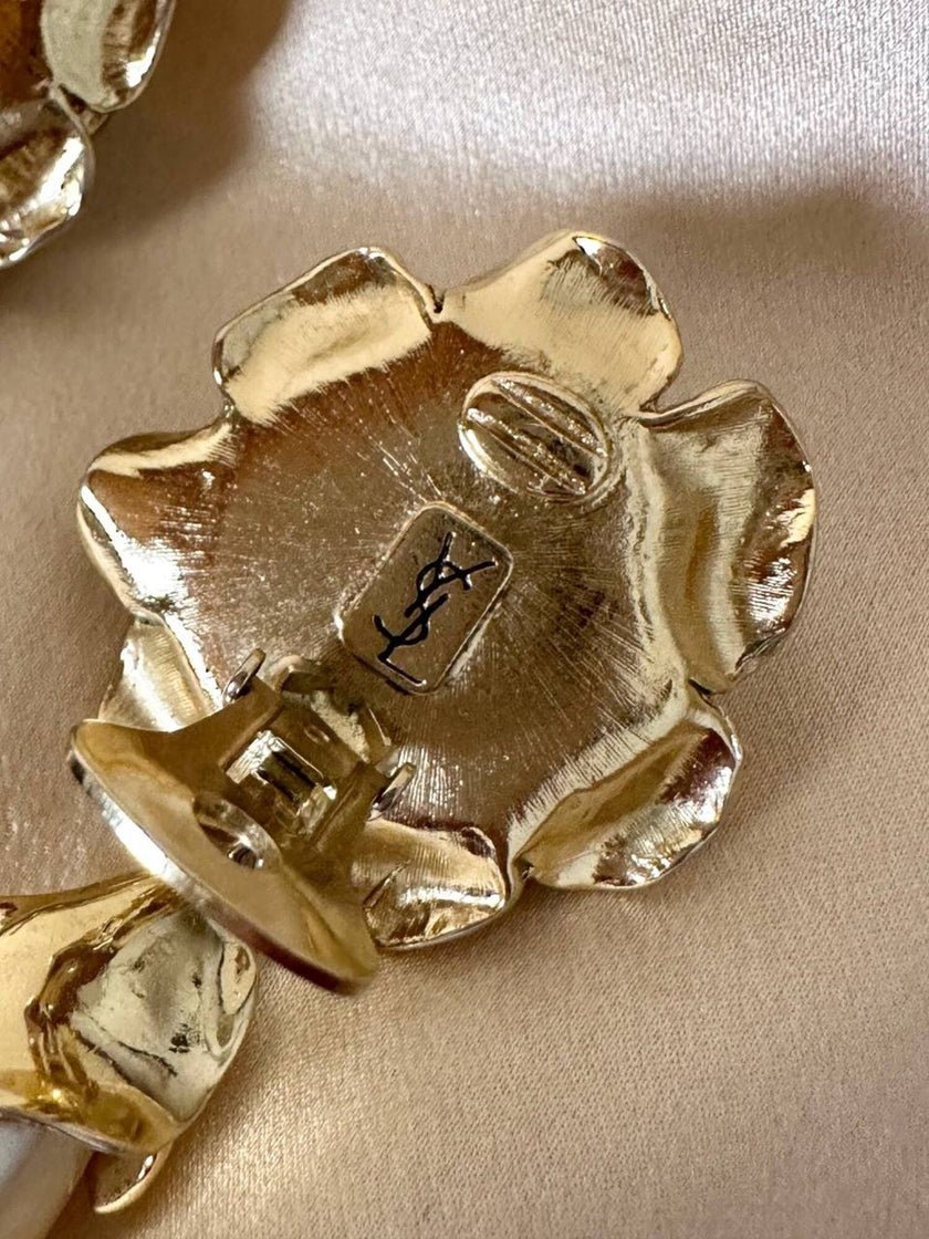 Clip dorate a forma di fiore con perle pendenti “Yves Saint Laurent”