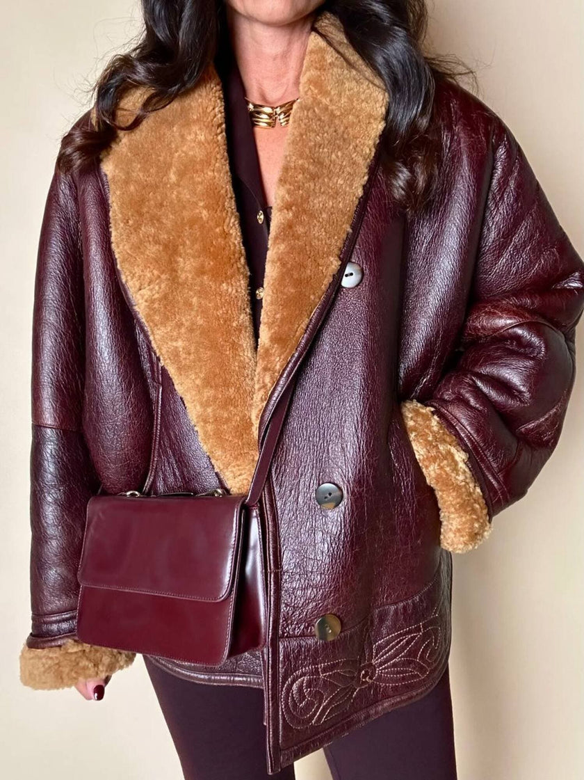 Shearling reverse in pelle liscia marrone castagno con vello caramello e ricamo sul fondo