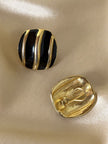 Clip in metallo dotato con dettagli in smalto nero