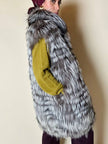 Gilet lungo in volpe argentata con rifiniture in pelle nera