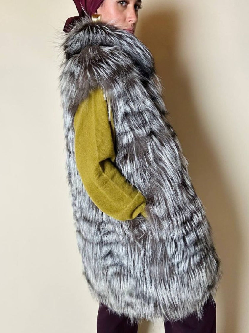 Gilet lungo in volpe argentata con rifiniture in pelle nera