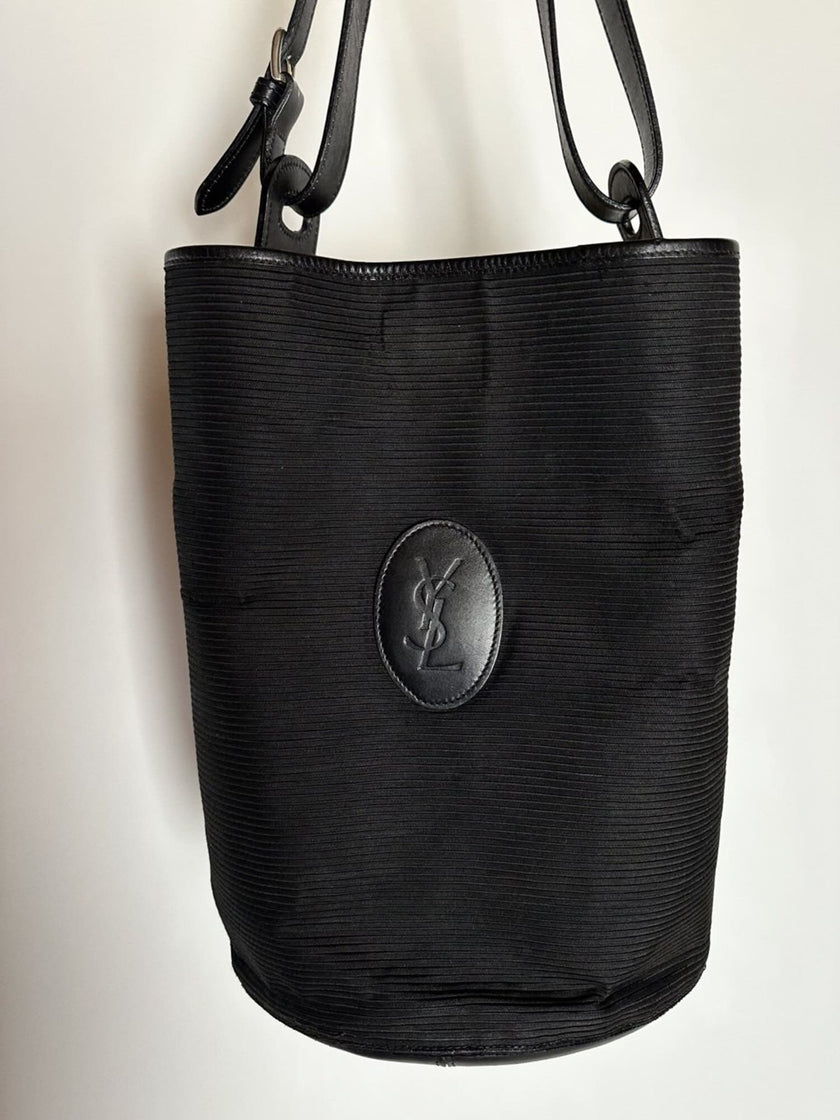 Secchiello vintage Yves Saint Laurent in tessuto nero millerighe con riporti in pelle