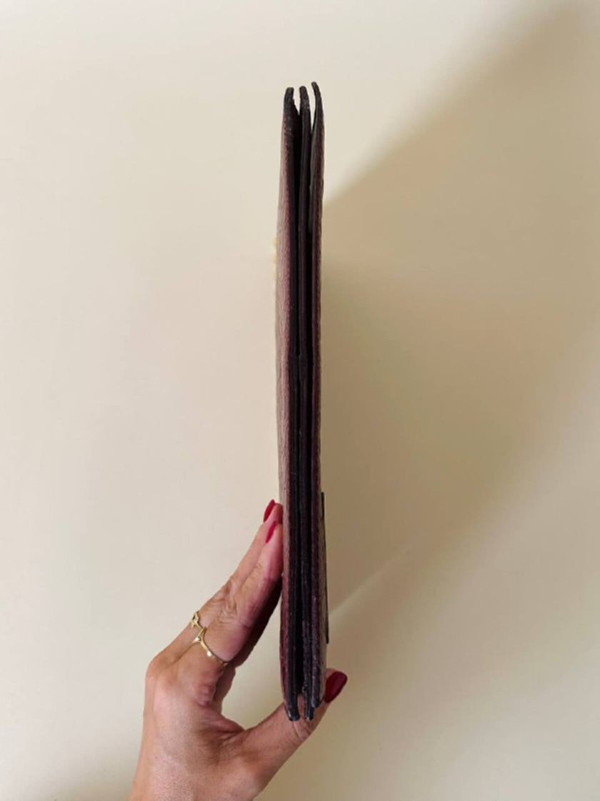 Pochette a quaderno in pelle bordeaux stampa coccodrillo “Moschino”