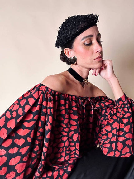 Blusa in seta nera con bocche e cuori rossi “Yves Saint Laurent”