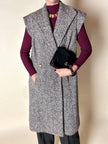 Gilet lungo doppiopetto in tweed a spina di pesce bianco e marrone