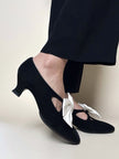 Scarpe vintage Yves Saint Laurent in camoscio nero con maxi fiocchi bianchi