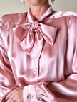 Camicia con fiocco al collo in raso di seta rosa 