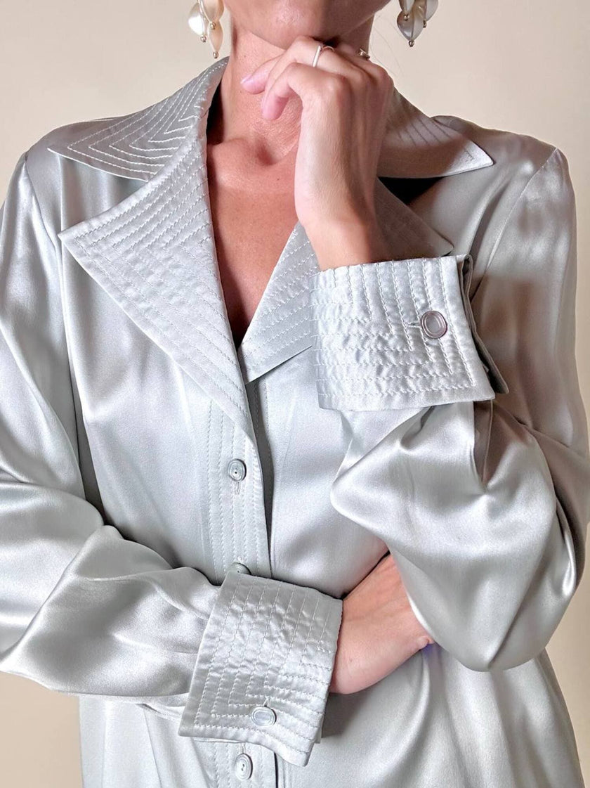 Camicia in raso di seta grigio perla con gemelli in madreperla “Valentino Garavani”