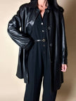 Giaccone vintage in pelle nera con taglio svasato e cuciture a zig zag