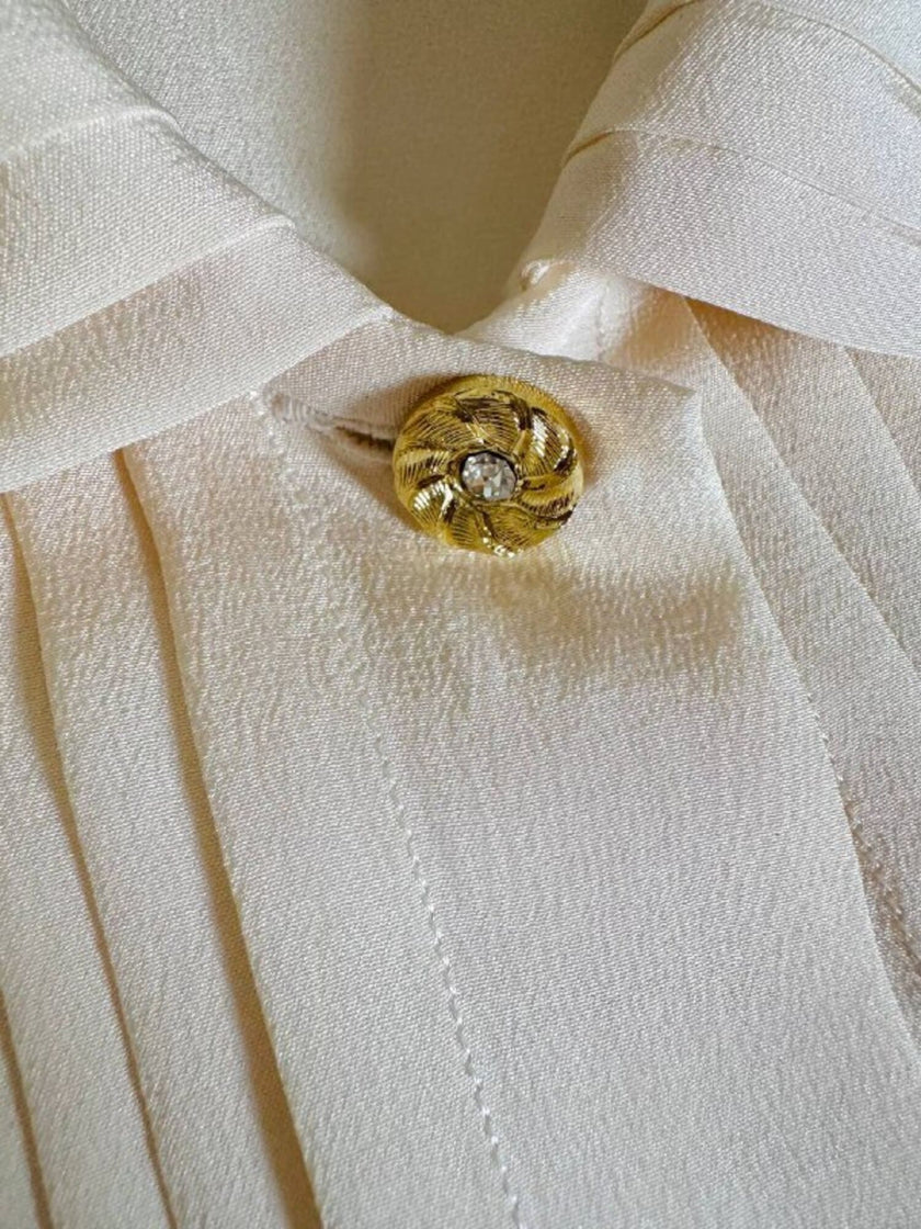 Camicia in seta avorio con dettagli plissé e bottoni gioiello “Mori Castello”