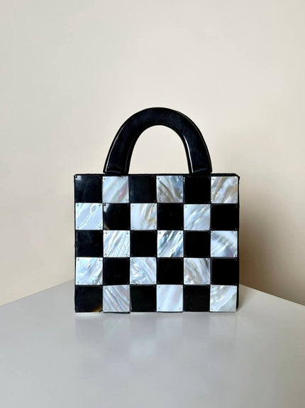 Borsa vintage a scacchi bianchi e neri in madreperla e corno naturale