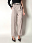 Pantalone vintage in fresco di lana greige con pince e abbottonatura su ambo i lati