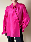 Camicia in taffetà fucsia con chiusura asimmetrica e rosa nel colletto “La Troupe”