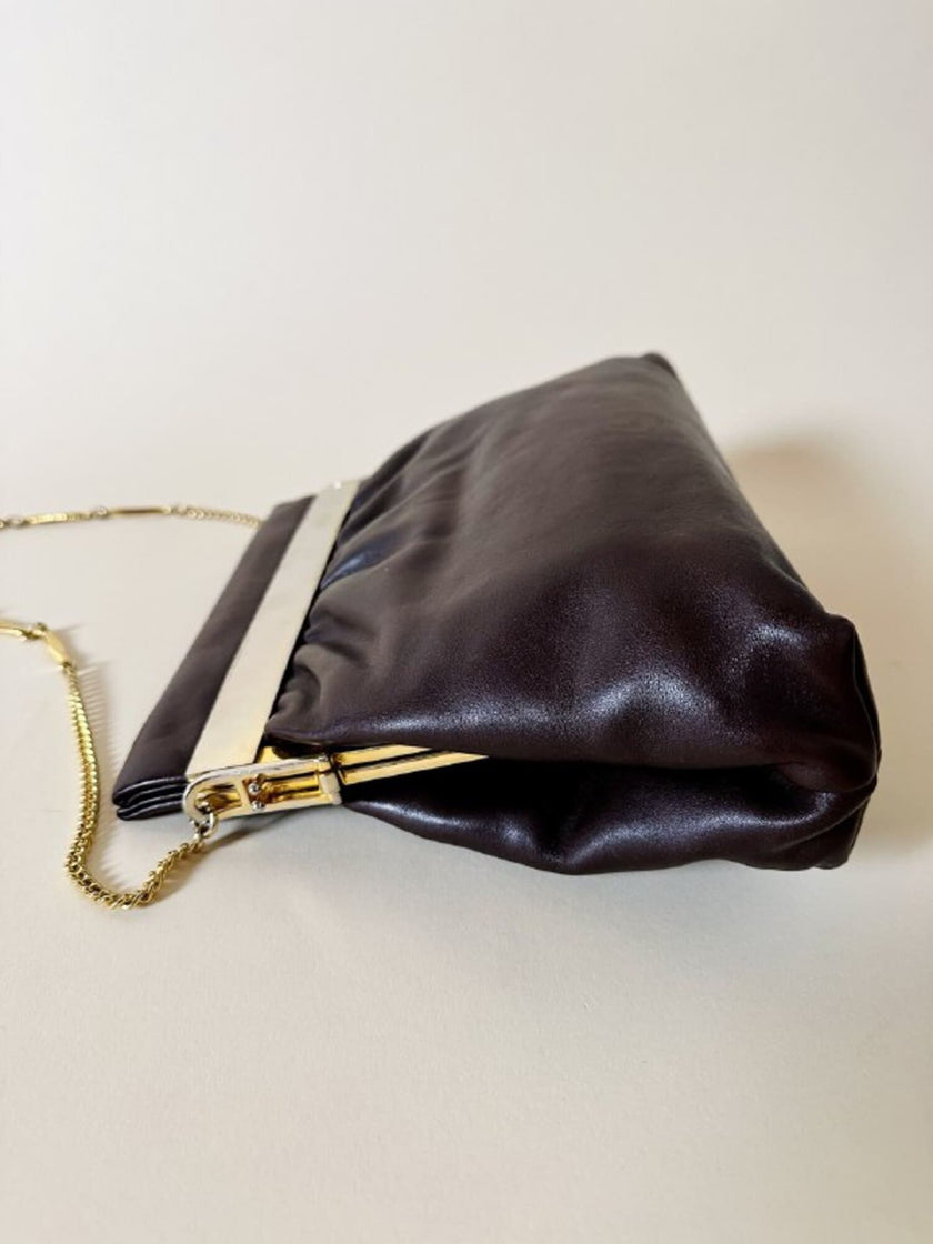Sac en cuir couleur chocolat avec détail en résine effet écaille et bandoulière en chaîne dorée