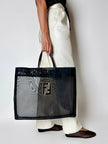 Borsa vintage Fendi in rete mesh nera con maxi logo FF