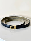 Cintura vintage Yves Saint Laurent in pelle nera con fibbia geometrica oro con logo YSL