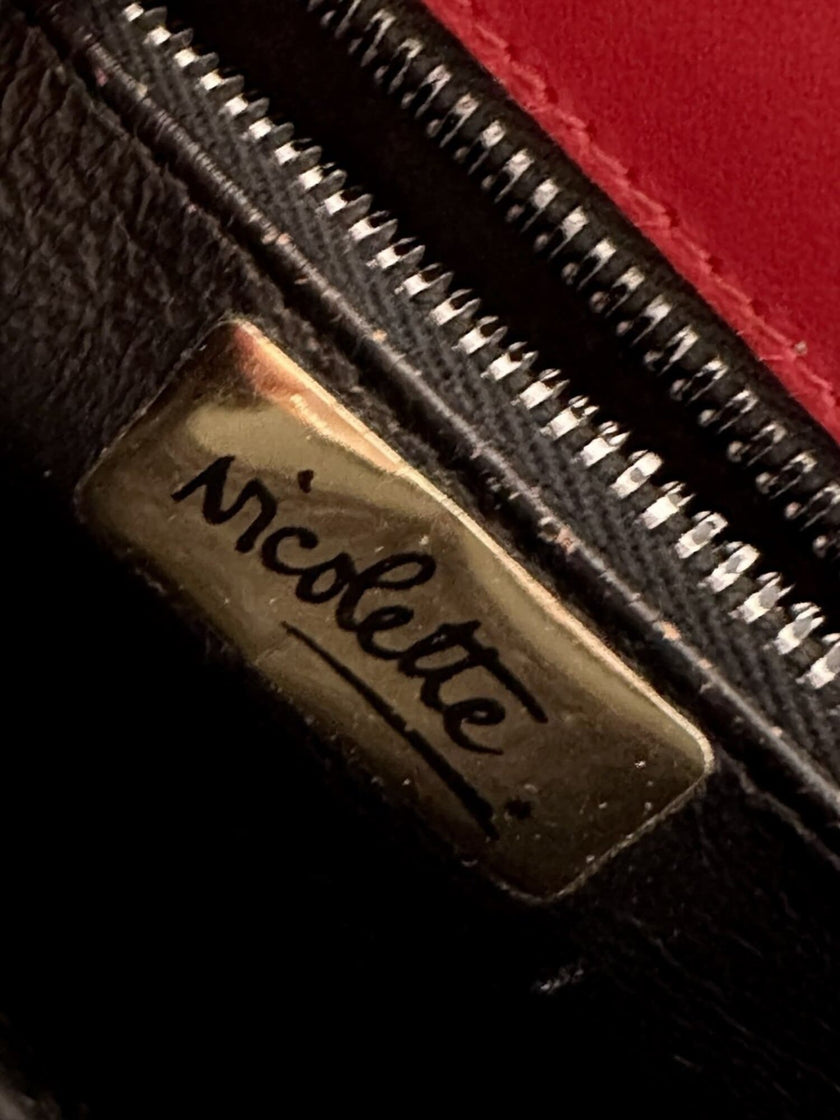 Borsa rossa in coccodrillo con borchie argento e tracolla metallica “Nicolette”