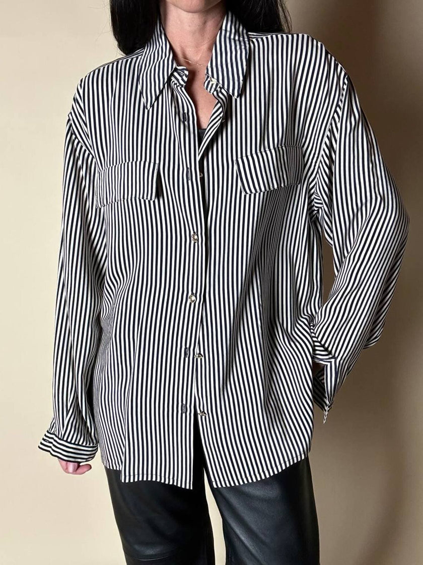 Vintage-Bluse aus weiß-schwarzer gestreifter Seide mit goldenen Knöpfen