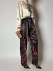 Pantalone vintage a vita alta in raso jacquard nero e rosso fantasia bambù e fiori di prugno