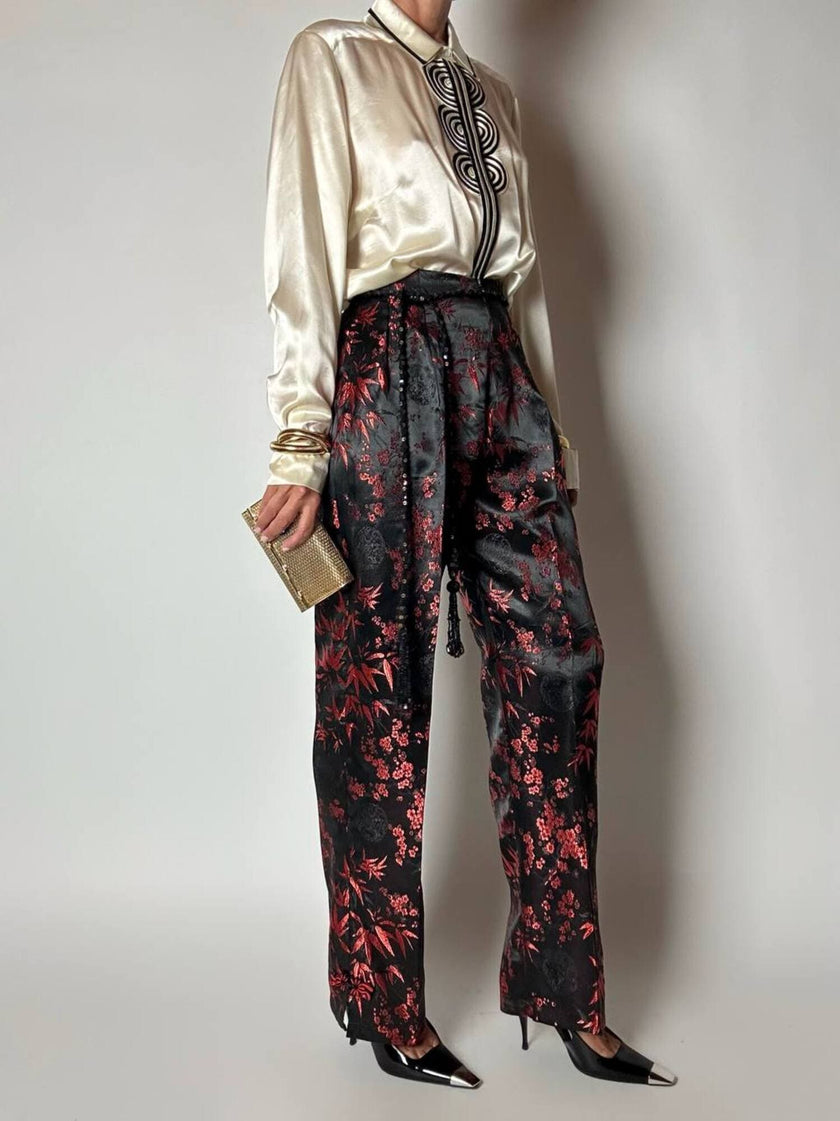 Pantalone vintage a vita alta in raso jacquard nero e rosso fantasia bambù e fiori di prugno