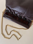 Sac en cuir couleur chocolat avec détail en résine effet écaille et bandoulière en chaîne dorée