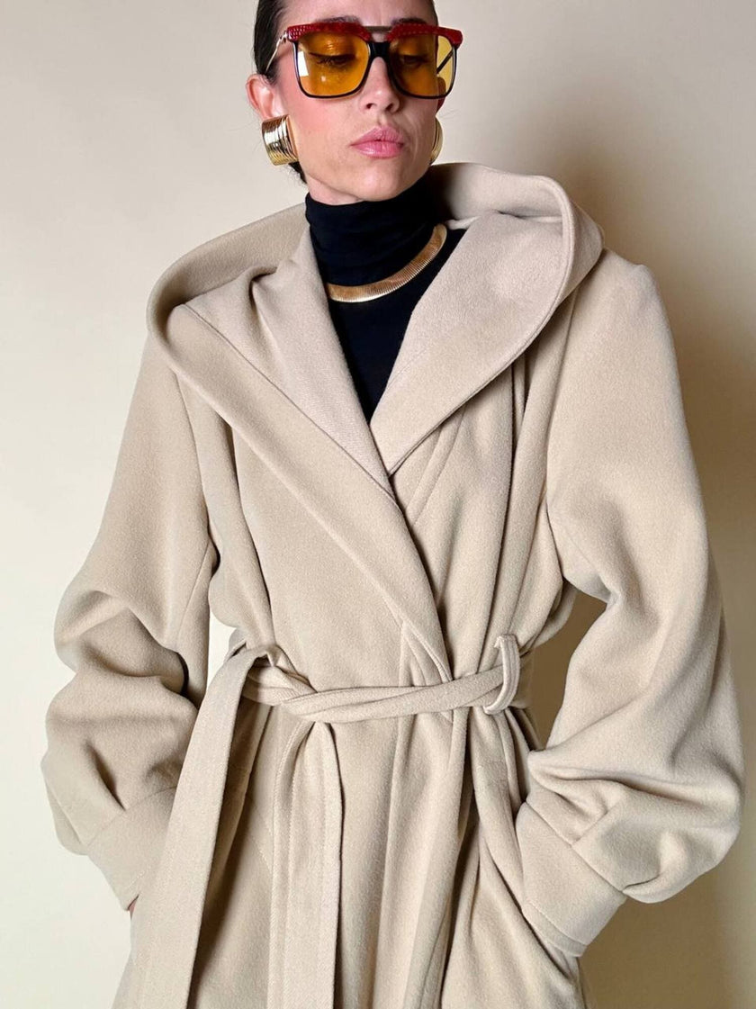 Cappotto lungo a vestaglia con cappuccio in drap di lana beige “Yves Saint Laurent”