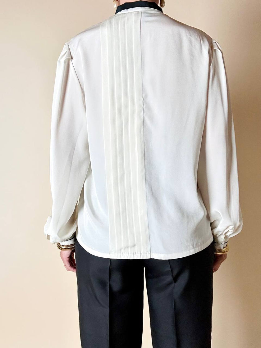 Camicia bianca e nera con dettaglio plissé e fiocco al collo “Lanvin”