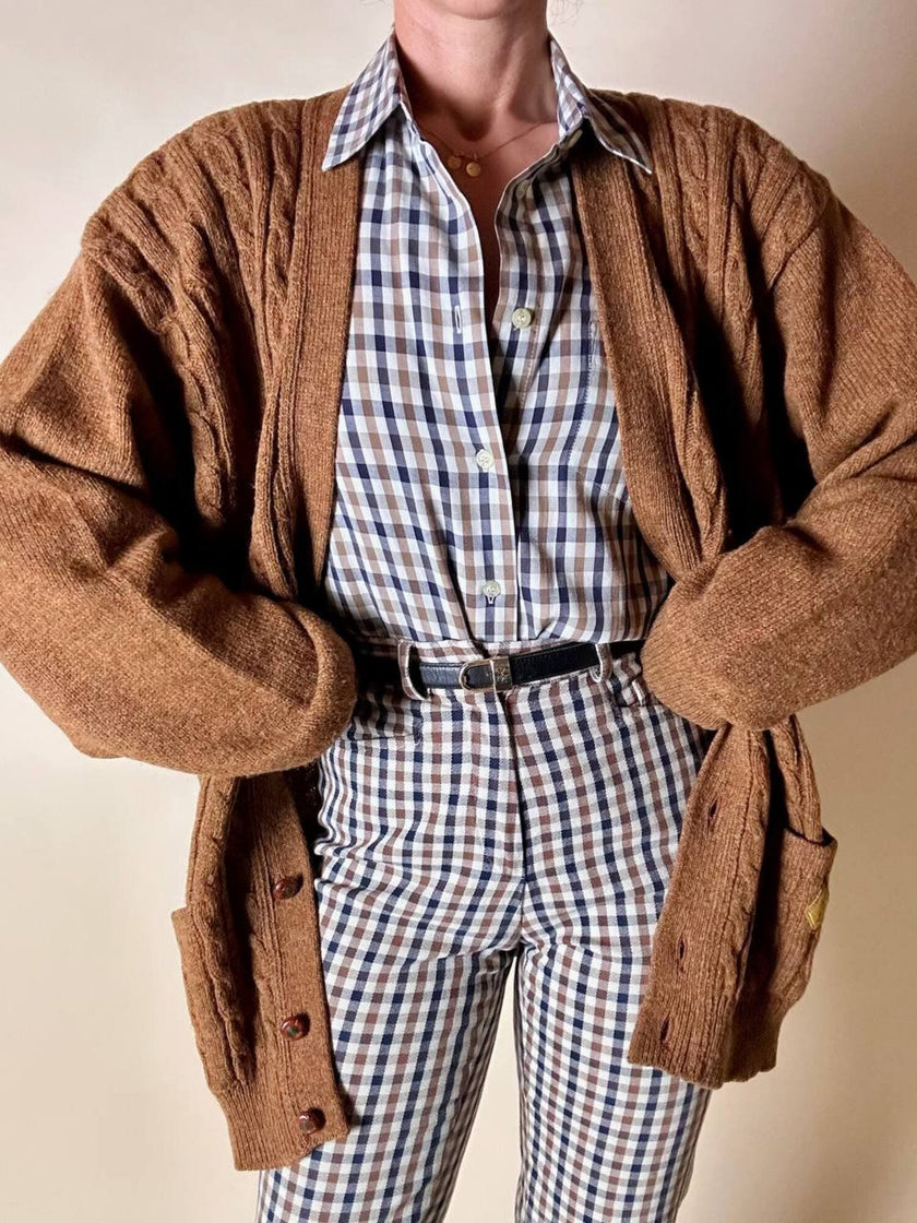 Kardigan von Yves Saint Laurent aus karamellfarbener Wolle mit Logo-Knöpfen von Berlebeck