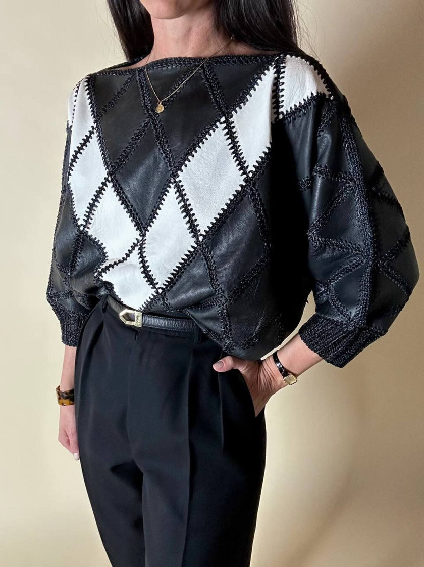 Blusa vintage in pelle nera e bianca patchwork con lavorazione crochet e maniche a pipistrello
