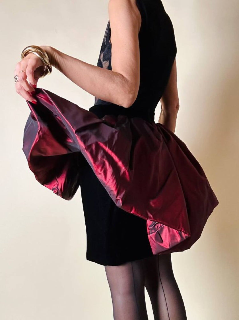 Minigonna in velluto nero con maxi ruches in taffetà bordeaux “Gabriella Ceroni”